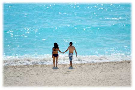 浜辺を歩く彼氏と彼女