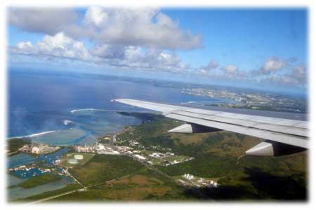 飛行機から見たグアム島の景色